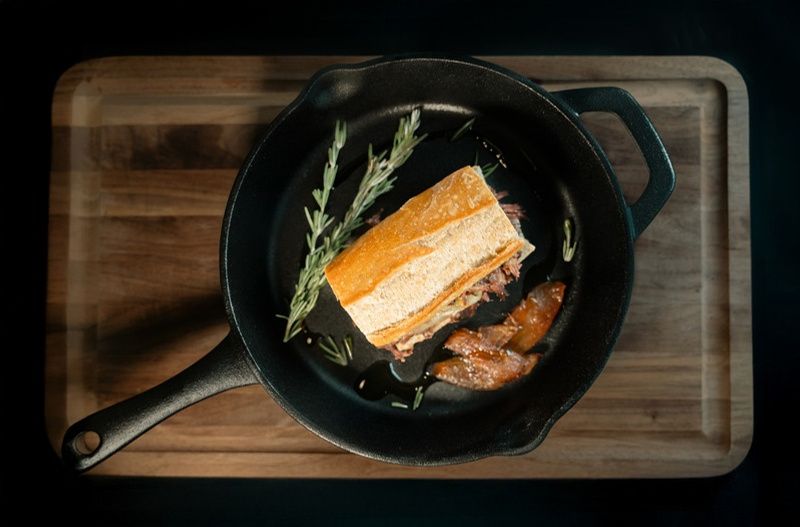 French Dip con barbacoa de picana, queso Monterrey Jack y Au Jus