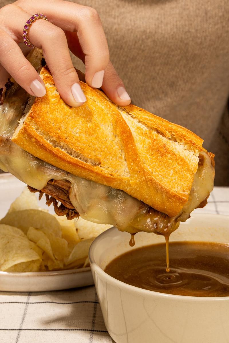 Equipo de JP's French Dip preparando sándwiches en CDMX